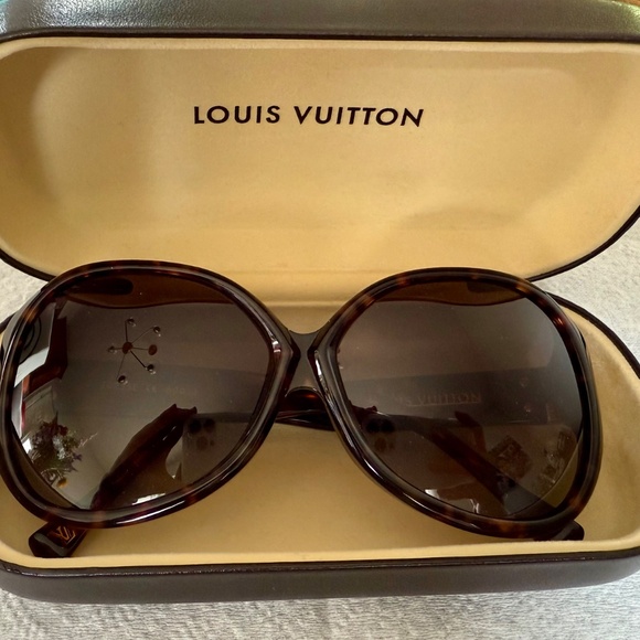 LOUIS VUITTON Sunglasses for Women - Picture 2 of 7